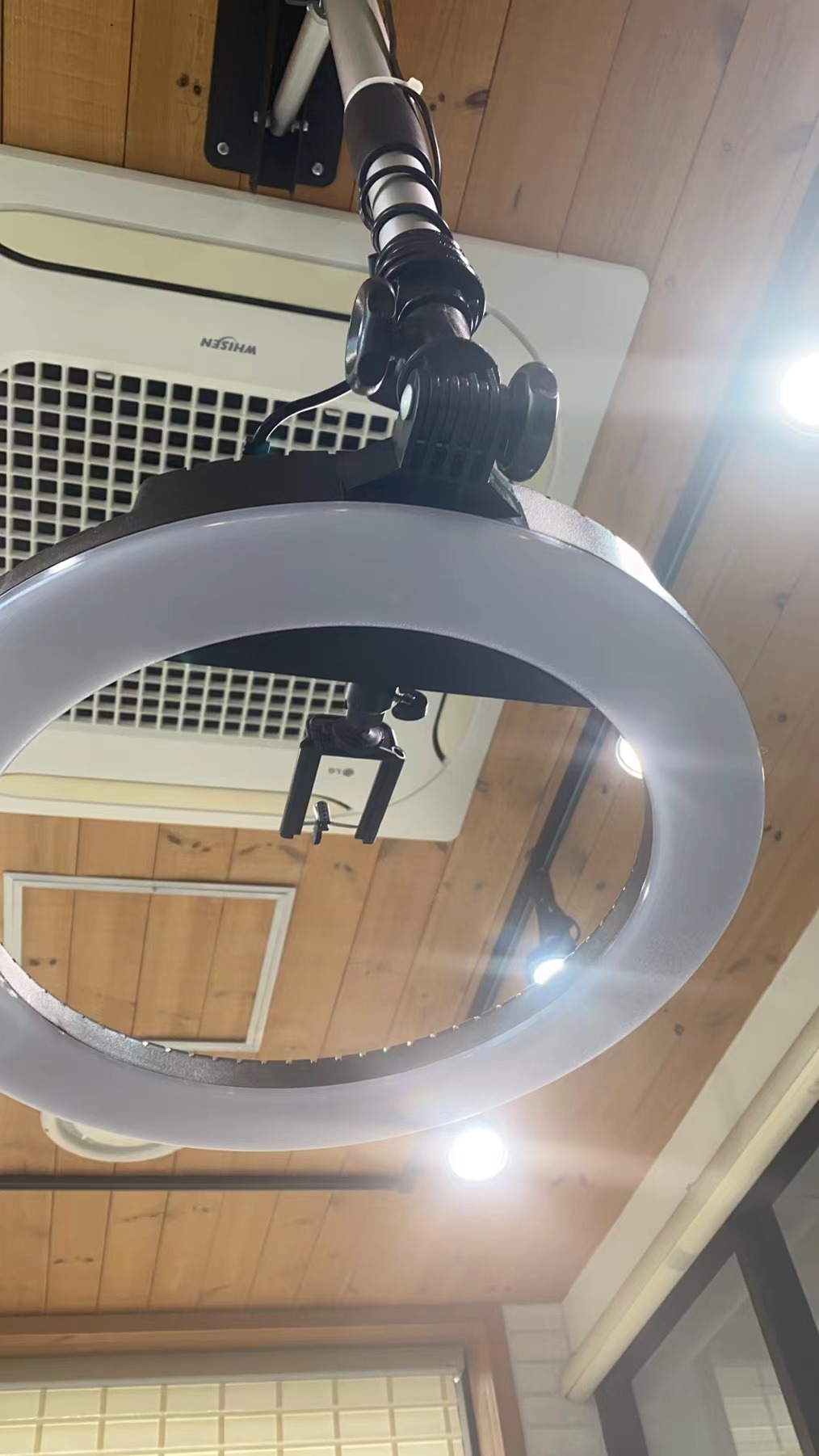 ファウスト壁掛け式ハンギングライトスタンド写真撮影照明三脚1 - Ring Light 18 Inch Studio のレビューと価格